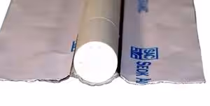 Drobnosegmentowa podkładka ceramiczna okrągła fi 10mm o długości L-600 do precyzyjnego formowania spoin spawalniczych na samoprzylepnej taśmie aluminiowej.