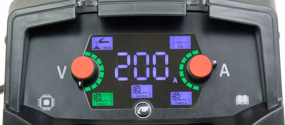 Czytelny panel LED i programy synergiczne w spawarce inwertorowej PRAKTIK MIG 200.