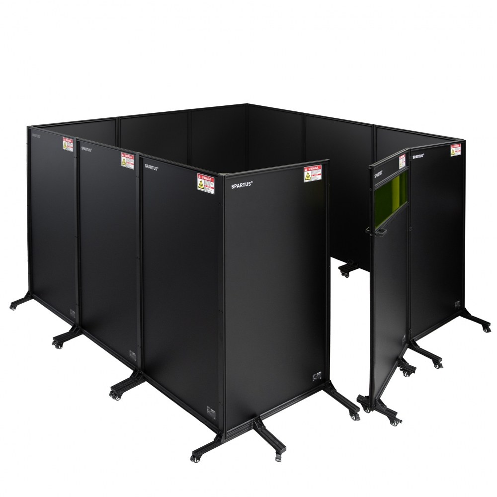 Czarna modułowa zabudowa stanowiska do spawania laserowego marki Spartus o wymiarach 3360x3300 mm, składająca się z mobilnych paneli ochronnych na kółkach i drzwi z oknem inspekcyjnym.
