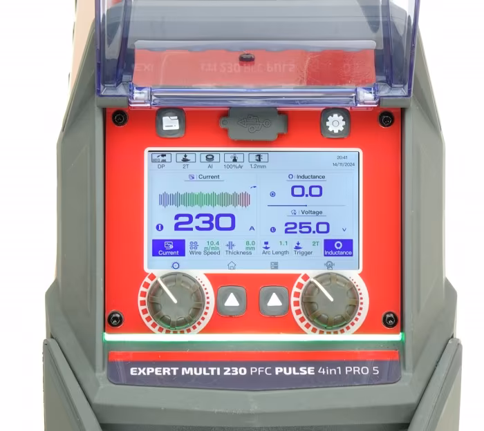 5-calowy dotykowy ekran LCD spawarki EXPERT MULTI 230 PFC wyświetlający ustawienia funkcji podwójnego pulsu i parametry synergiczne.