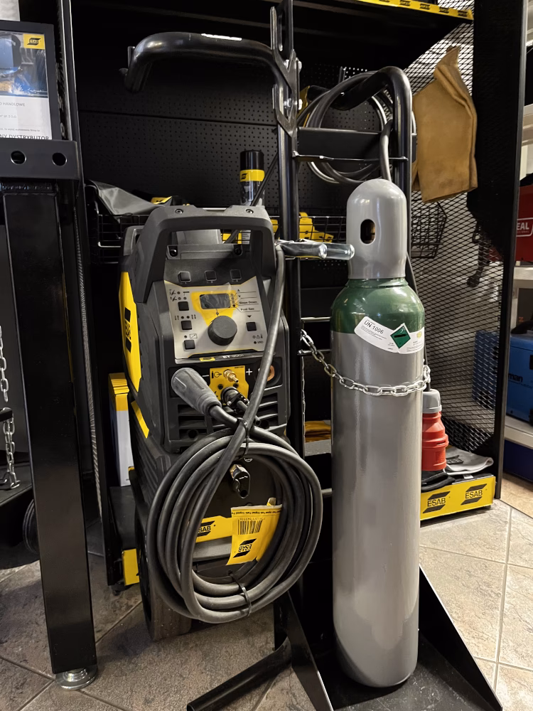 Profesjonalna spawarka inwertorowa TIG MMA ESAB Renegade ET 300i z chłodnicą cieczy i wózkiem transportowym na butlę gazową.
