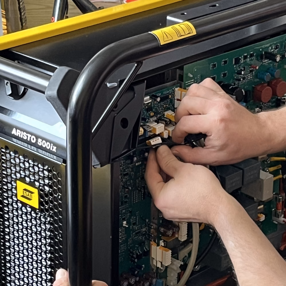 Podłączanie elektroniki chłodnicy cieczy Cool 2 do źródła prądu ESAB Aristo 500ix CE.