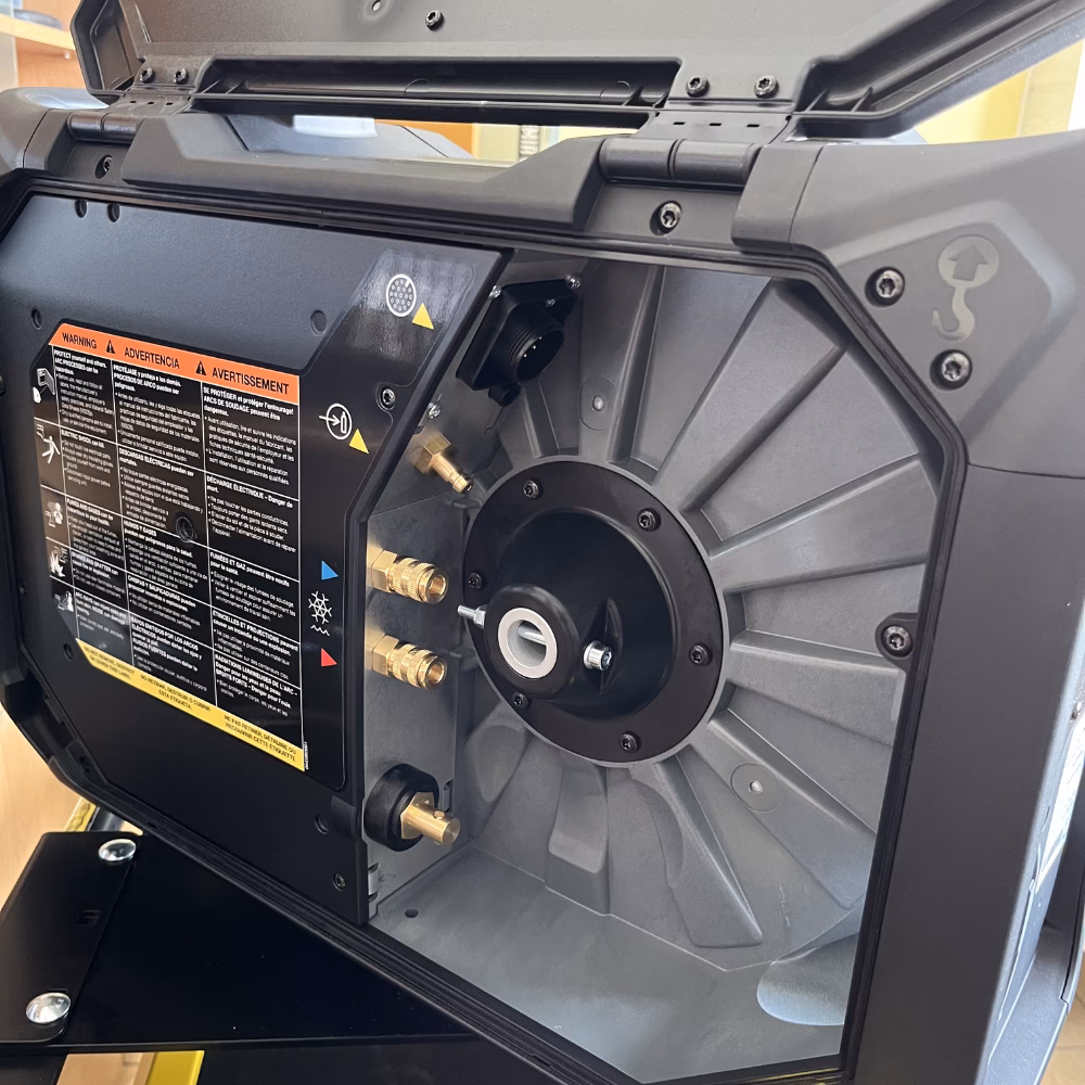 Wnętrze podajnika drutu RobustFeed Pulse w spawarce ESAB Aristo 500ix CE.
