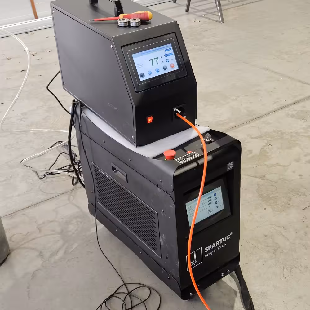 Mobilna spawarka laserowa Spartus Easy chłodzona powietrzem podczas pracy warsztatowej.