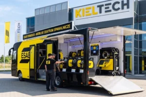 Mobilny Demobus ESAB zaparkowany przed zakładem, prezentacja nowoczesnego sprzętu spawalniczego KIELTECH.