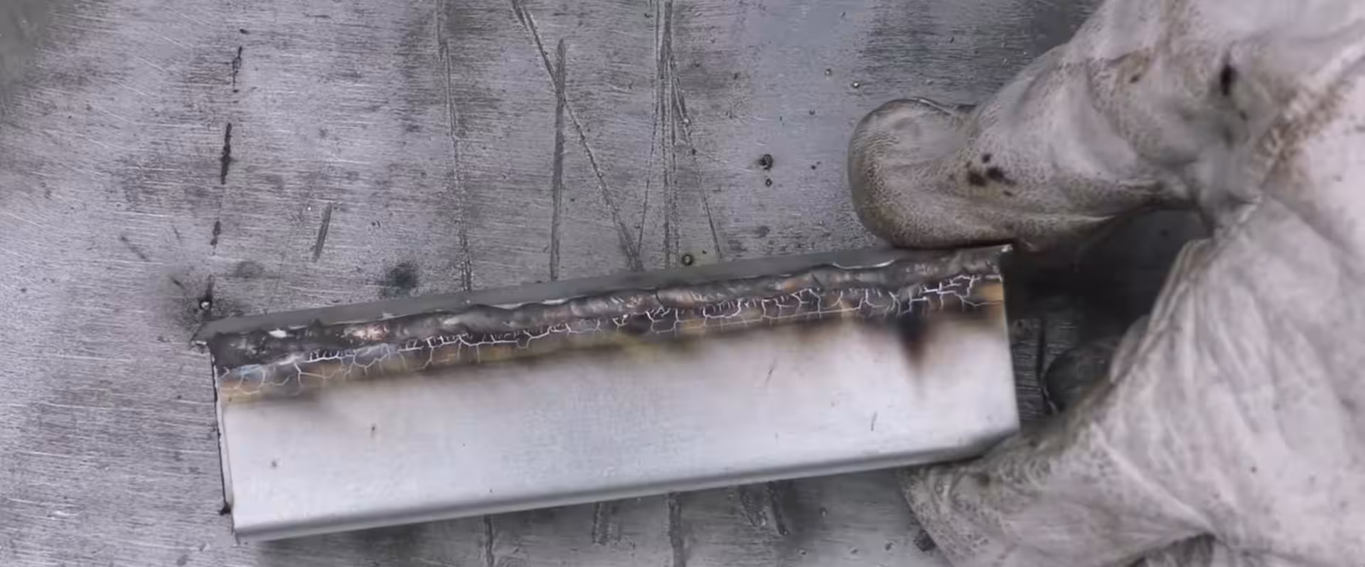 Zdjęcie makro gotowej spoiny ze stopu CuSi3 łączącej blachy ocynkowane bez zniszczenia powłoki antykorozyjnej.